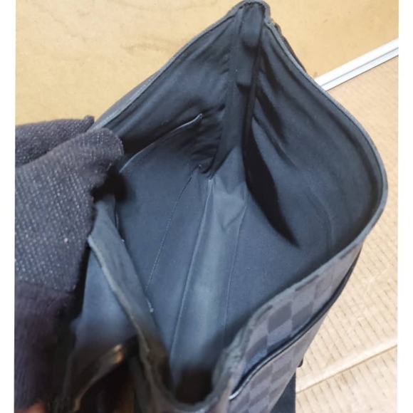 Authentic LOUIS VUITTON Damier Graphite Daniel MM Messenger Bag - Picture 5 of 12